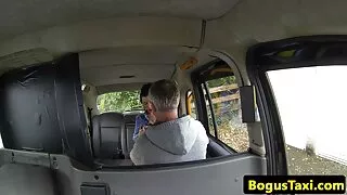 Garota peituda e gos ...
