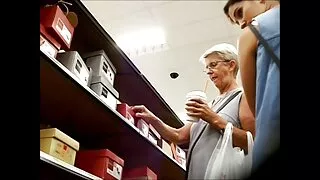 Linda garota está fe ...